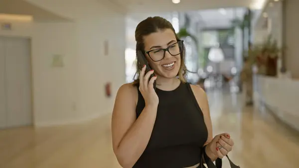 Sorrindo Bela Mulher Hispânica Falando Com Confiança Seu Telefone Enquanto — Fotografia de Stock