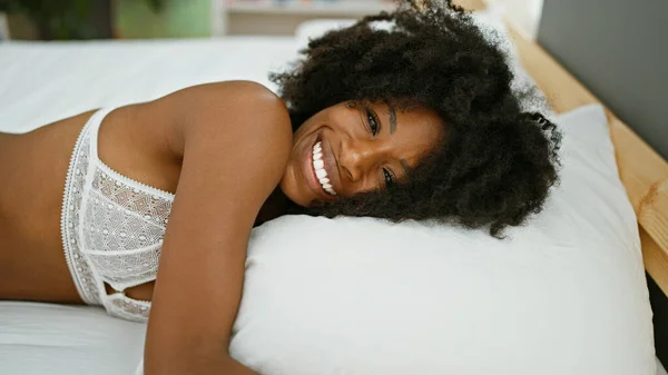 Afro Amerikalı Kadın Yatakta Uzanmış Kendine Güvenen Gülümseyen Yatak Odasına — Stok fotoğraf
