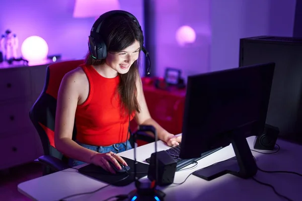 若い白人女性ストリーマーゲームルームでコンピュータを使用してビデオゲームをプレイ — ストック写真