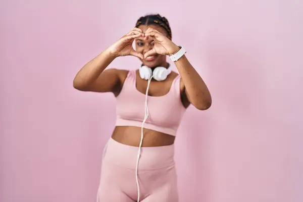 Donna Afroamericana Con Trecce Che Indossa Abbigliamento Sportivo Cuffie Forma — Foto Stock