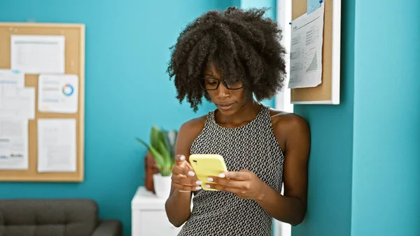 Trabajadora Negocios Afroamericana Usando Smartphone Con Cara Seria Oficina —  Fotos de Stock