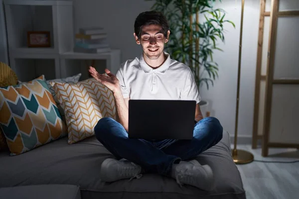 Young Hispanic Man Using Laptop Home Night Smiling Cheerful Presenting — Stock Photo, Image