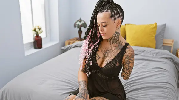 Şehvetli Ampüte Spanyol Kadın Rahat Rahat Yatak Odasında Oturuyor Rahat — Stok fotoğraf