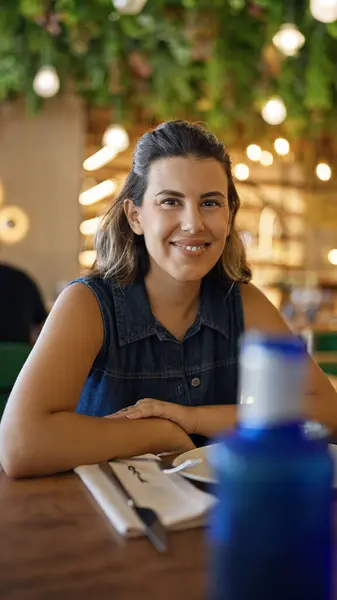 Jonge Mooie Spaanse Vrouw Glimlachend Gelukkig Zittend Tafel Het Restaurant — Stockfoto
