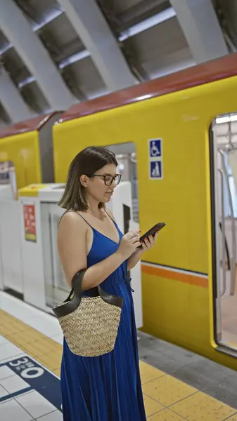 Beautiful Hispanic Woman Glasses Engrossed Phone Awaiting Her Subway Journey — Stock Photo, Image