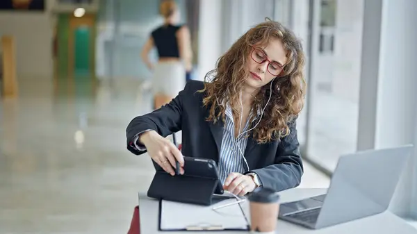 Νεαρή Γυναίκα Επιχειρηματίας Χρησιμοποιώντας Touchpad Και Ακουστικά Εργασίας Στο Γραφείο — Φωτογραφία Αρχείου