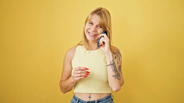 Junge Blonde Frau Lächelt Selbstbewusst Und Spricht Auf Dem Smartphone — Stockfoto