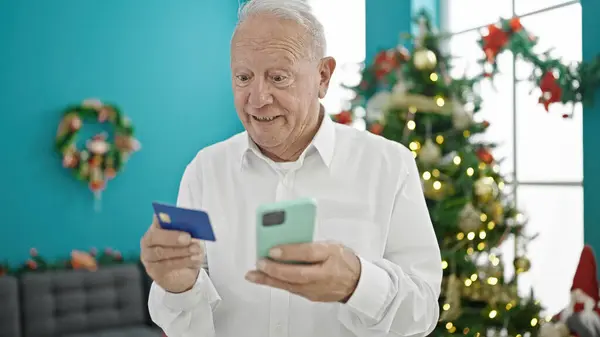 Senior Γκρίζα Μαλλιά Άνθρωπος Ψώνια Smartphone Και Πιστωτική Κάρτα Γιορτάζει — Φωτογραφία Αρχείου
