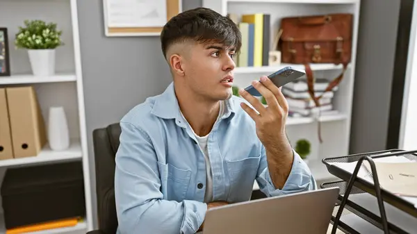Yakışıklı Spanyol Genç Adam Özenle Ofiste Çalışıyor Dizüstü Bilgisayar Kullanıyor — Stok fotoğraf