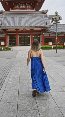 Gözlüklü güzel İspanyol kadın uzaklaşıp giderken yakalandı. Majestic Senso-ji türbesine, Tokyo 'ya geri döndü.