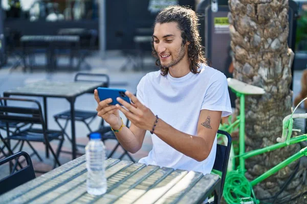 Young Hispanic Man Watching Video Smartphone Sitting Table Coffee Shop — Stock Photo, Image