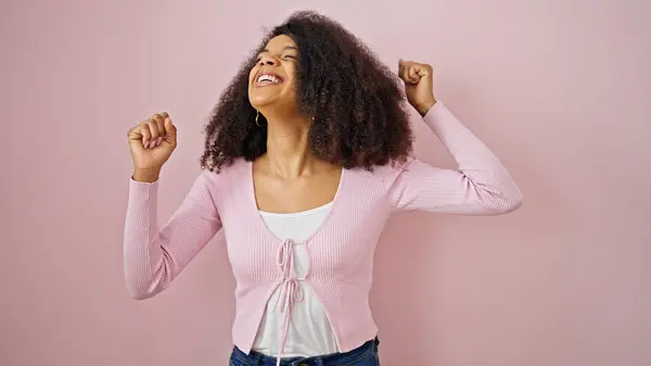 Afroamerykanka Uśmiecha Się Pewnie Stojąc Zwycięzcą Gest Odizolowanym Różowym Tle — Zdjęcie stockowe
