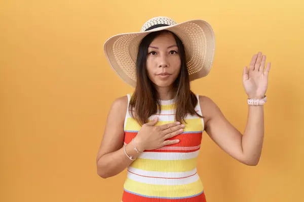 Middle Age Chinese Woman Wearing Summer Hat Yellow Background Swearing — Stock Photo, Image
