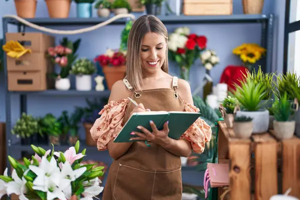 Çiçekçide kendine güvenen güzel İspanyol bir çiçekçi.