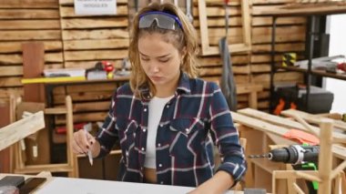 Şok edici sessizlik! Genç, güzel İspanyol kadın, şaşkınlık ifadesi elle kaplanmış. Marangozluk atölyesinin kapı aralığı, güvenlik gözlüklerini takarak korku salıyor..