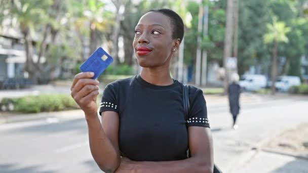 Pewna Siebie Afroamerykanka Uśmiechnięta Trzymająca Kartę Kredytową Myśląca Finansach Miejskiej — Wideo stockowe