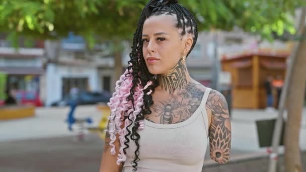 Mulher Amputada Hispânica Confiante Seu Braço Tatuado Sorrindo Brilhantemente Meio — Vídeo de Stock