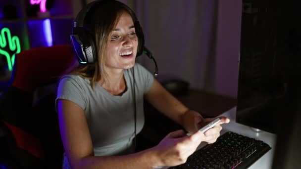 Νεαρή Ξανθιά Γυναίκα Streamer Παίζει Βιντεοπαιχνίδι Χρησιμοποιώντας Smartphone Στην Αίθουσα — Αρχείο Βίντεο