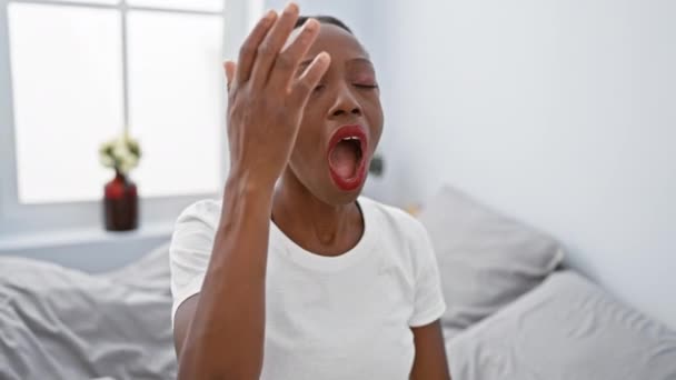 Kimerült Afro Amerikai Hálószobában Fáradtság Borítja Fél Arcát Kéz Szájban — Stock videók
