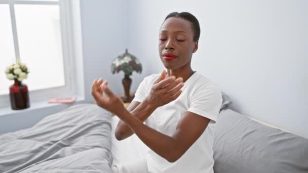 Αφρο Αμερικανίδα Ξαπλωμένη Στο Κρεβάτι Σταυρωμένα Χέρια Που Δείχνουν Δύσπιστοι — Αρχείο Βίντεο