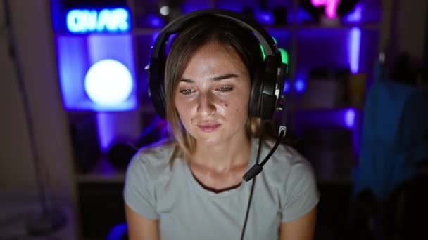 Thuis Ontvouwt Zich Gaming Drama Als Jonge Mooie Blonde Streamer — Stockvideo