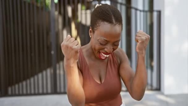 Vzrušená Afro Americká Žena Stojí Hrdě Ulici Vítězoslavně Křičí Jásá — Stock video