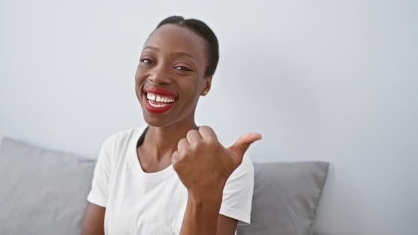 Mulher Americana Africana Radiante Relaxante Sua Cama Confortável Apontando Com — Vídeo de Stock