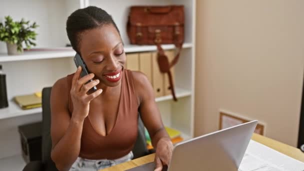 Mulher Negócios Americana Africana Confiante Absorvida Conversa Importante Smartphone Enquanto — Vídeo de Stock