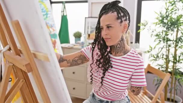 Mulher Artista Amputado Hispânico Feliz Uma Expressão Divertida Hilariante Furando — Vídeo de Stock
