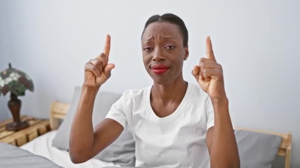 Deprimerad Afrikansk Amerikansk Kvinna Liggande Sängen Pekar Upp Olycklig Gest — Stockvideo