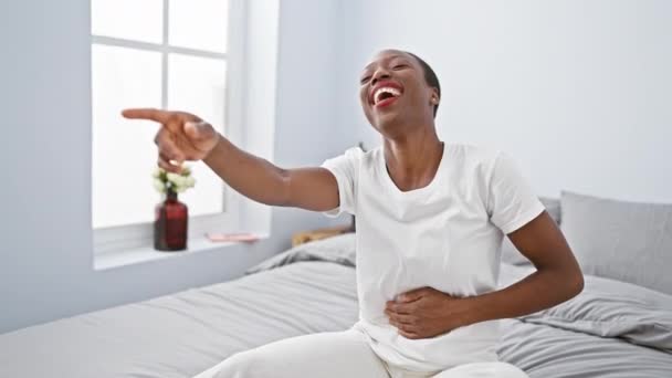Берегись Радостная Африканская Американка Смеющаяся Постели Игриво Указывающая Тебя Пальцем — стоковое видео