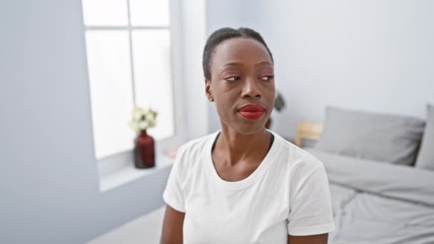 Mujer Afroamericana Confiada Silenciando Secretos Con Dedo Los Labios Gesto — Vídeos de Stock