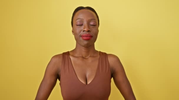 아프리카계 미국인 요가의 고립된 노란색 대하여 빛나게 편안하게 웰빙과 평화를 — 비디오