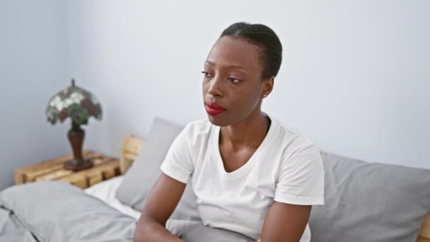 Gobsmacked 아프리카계 미국인 여자가 침대에 그녀의 아름다운 얼굴을 그리는 끔찍한 — 비디오