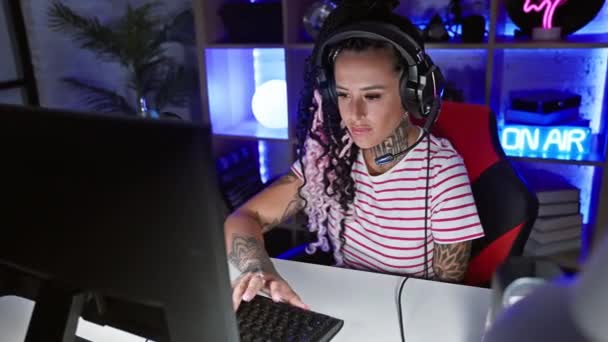Sebevědomá Hispánská Amputovaná Žena Šťastně Hrající Počítači Místnosti Pozitivním Úsměvem — Stock video