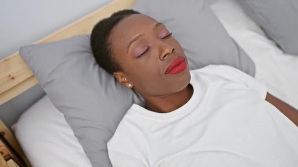 Θλιβερή Αφροαμερικανή Γυναίκα Που Καλύπτει Μάτια Χέρι Ξαπλωμένη Στο Κρεβάτι — Αρχείο Βίντεο