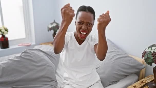 Furiosa Mulher Afro Americana Deitada Cama Quarto Louca Raiva Agressiva — Vídeo de Stock