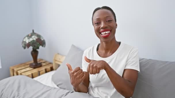 Fiduciosa Donna Afro Americana Che Rilassa Sul Letto Sorride Pollici — Video Stock