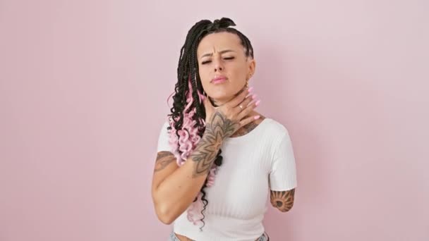 西班牙截肢妇女站在孤立的粉色背景上 在流感和喉部感染的痛苦中紧紧抓住疼痛的脖子 — 图库视频影像