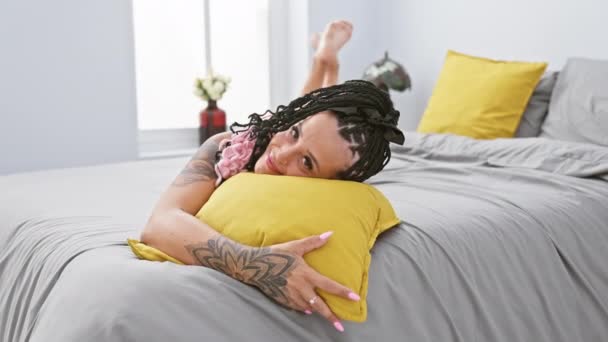 Прекрасная Молодая Латиноамериканка Наслаждается Расслабляющим Утром Комфортно Обнимает Подушку Лежа — стоковое видео