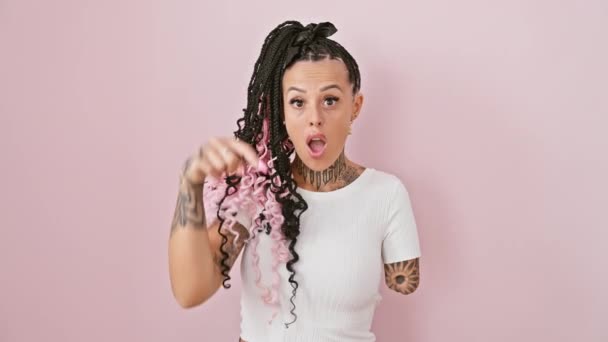Fröhliche Hispanische Amputierte Werbeschock Auf Rosa Hintergrund Mit Der Hand — Stockvideo