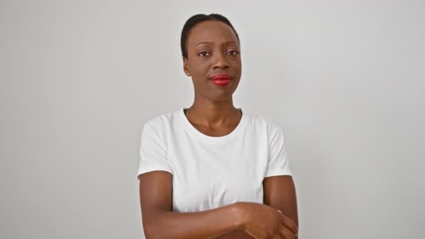 Όμορφη Αφροαμερικανή Γυναίκα Στέκεται Σοβαρή Αλλά Χαλαρή Απομονωμένο Λευκό Φόντο — Αρχείο Βίντεο