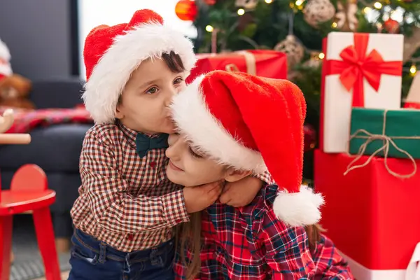 Чарівний Хлопчик Дівчинка Цілуються Обіймають Один Одного Святкуючи Різдво Вдома — стокове фото