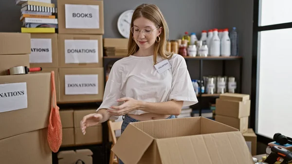 Junge Blonde Frau Packt Kleidung Auf Karton Und Lächelt Charity — Stockfoto