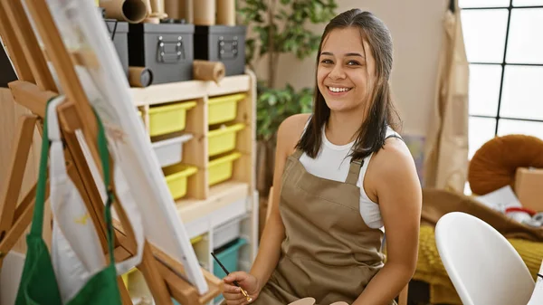 Usmívající Mladý Hispánský Umělec Krásná Sebevědomá Žena Kreslí Svém Ateliéru — Stock fotografie