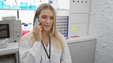Laboratuvarda, kendine güvenen ve çekici sarışın kadın bilim adamı. Akıllı telefonuyla bilimden bahsederken tıbbi araştırmalar üzerinde çalışıyor.