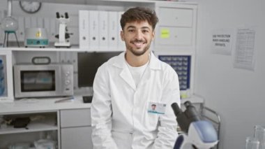 Hareketli bir laboratuvarda, kendini adamış genç bir Arap, parlak bir bilim adamı, araştırmasını tamamlar, ayağa kalkar ve uzaklaşır, tıp biliminde bir başarı mirası bırakır..