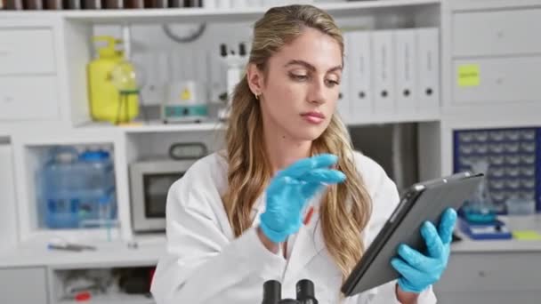 Atrakcyjna Młoda Blond Naukowiec Analizując Krew Przez Probówkę Pomocą Touchpad — Wideo stockowe