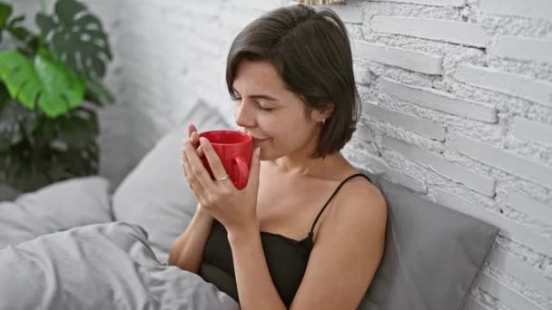 Ontspannen Jonge Spaanse Vrouw Zit Comfortabel Haar Bed Ruiken Heerlijke — Stockvideo