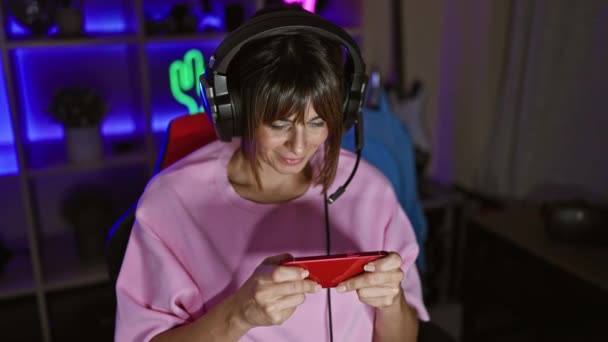 Young Beautiful Hispanic Woman Streamer Playing Video Game Using Smartphone — Stockvideo